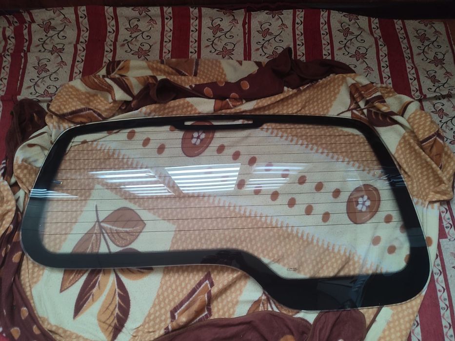 Продается задний стекло новый