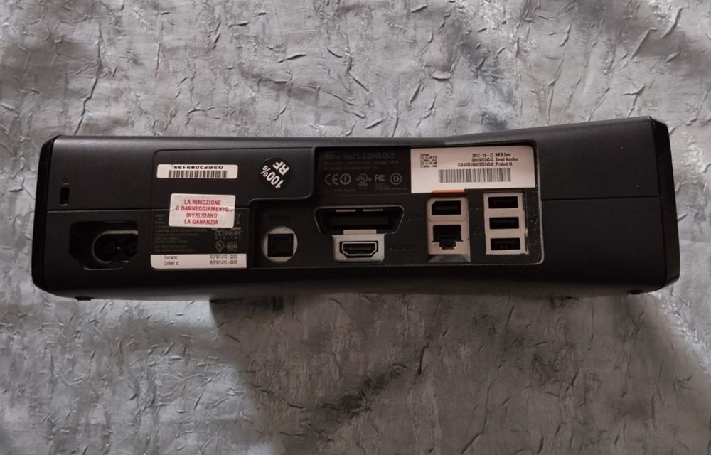 Vând Xbox 360 slim