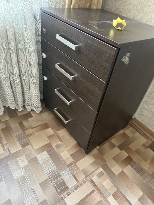 Шкаф и стол для комнаты