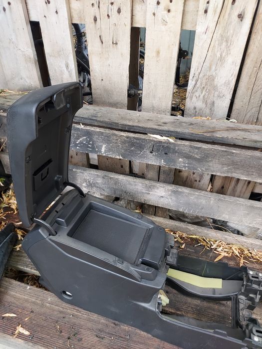 Подлокотник на Subaru Outback  BR  .