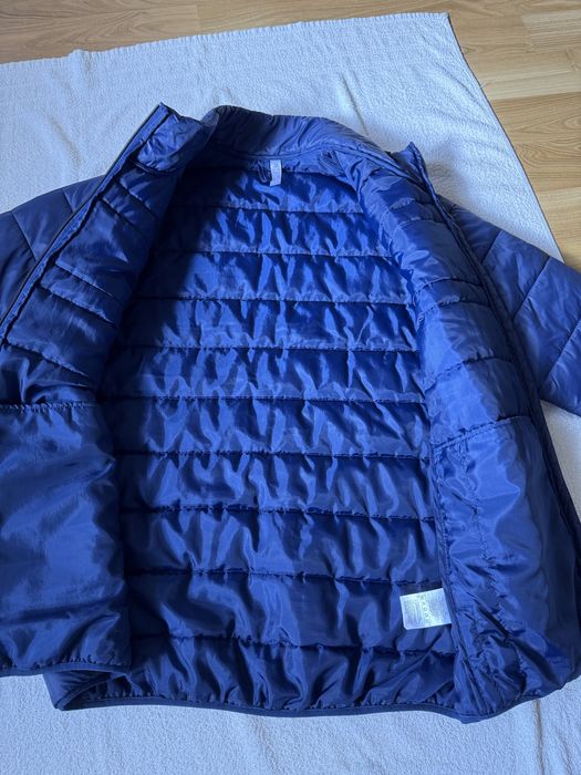 Vînd geaca Adidas