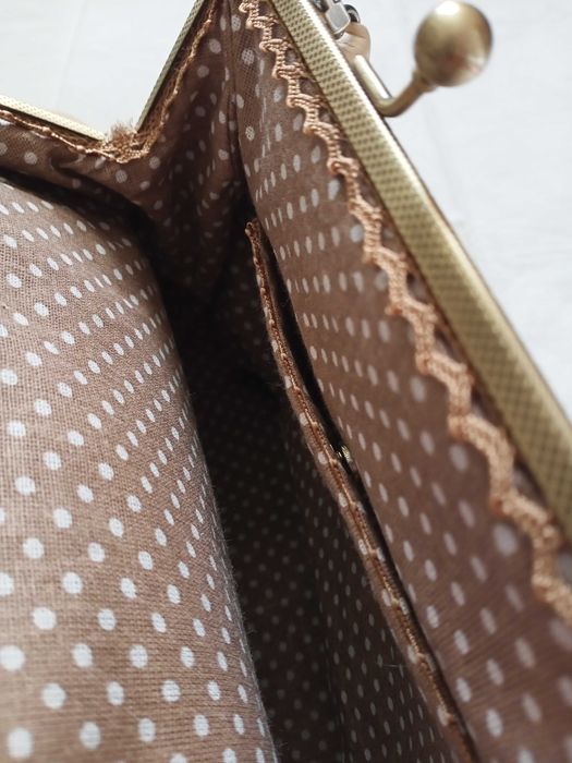 Продам небольшую бежевую сумку.