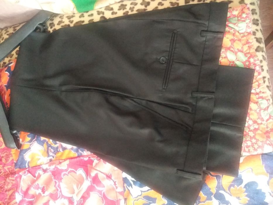 Продам черный костюм