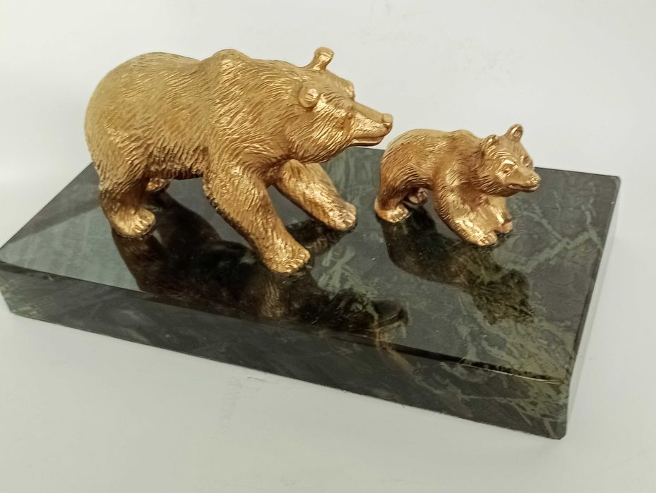 Бронзовая статуэтка медведи.