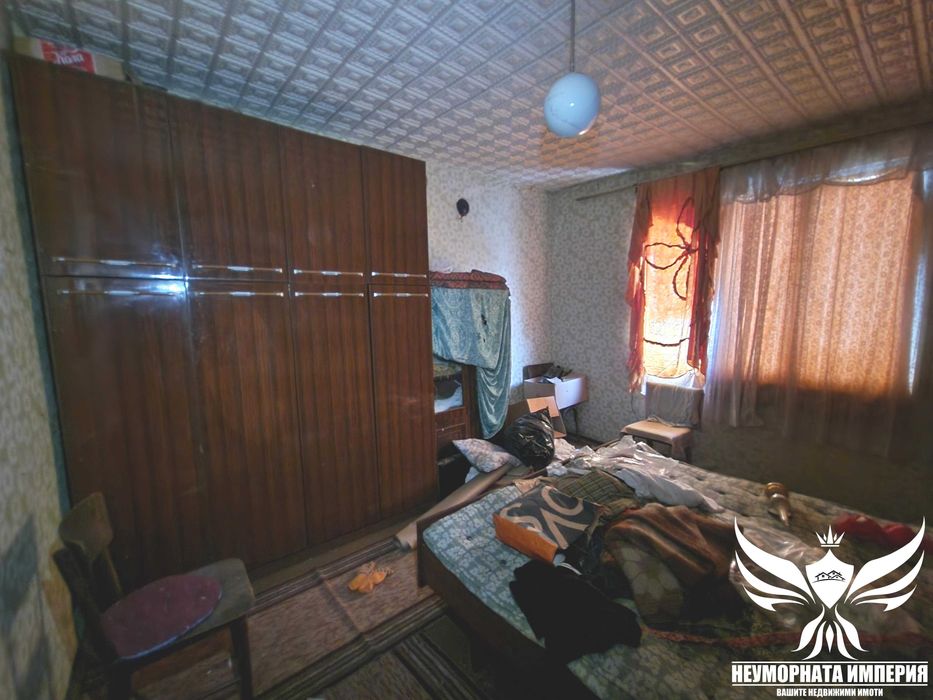 Продавам едноетажна къща с постройки 110РЗП и 1700кв. двор в село Искра на първа линия асфалтов път
