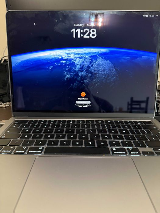 Macbook Air M3/13 inch/8GB RAM/256GB SSD