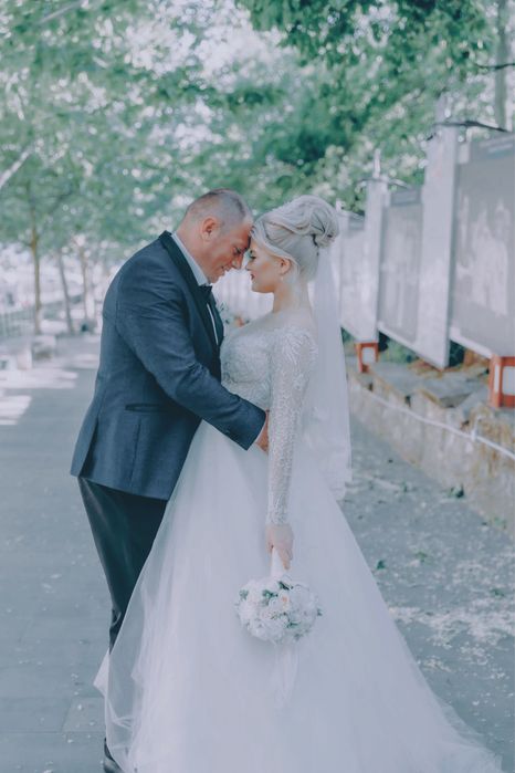 Rochie de mireasa + voal + crinolina 3 cercuri