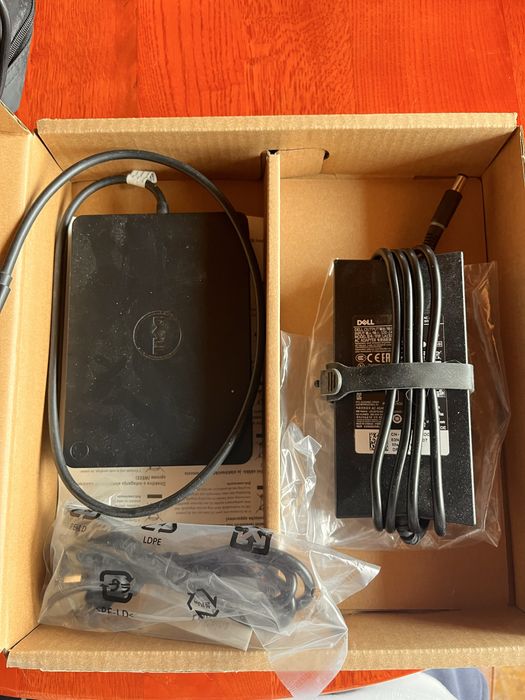 Dell WD15 Docking + Оригинално 130W Зарядно и Кабел – Почти Нов
