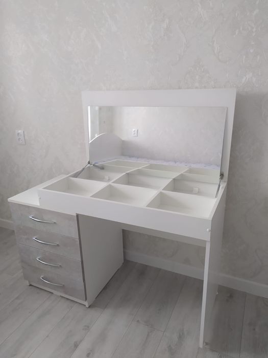 Спальный гарнитур, кровать и стол