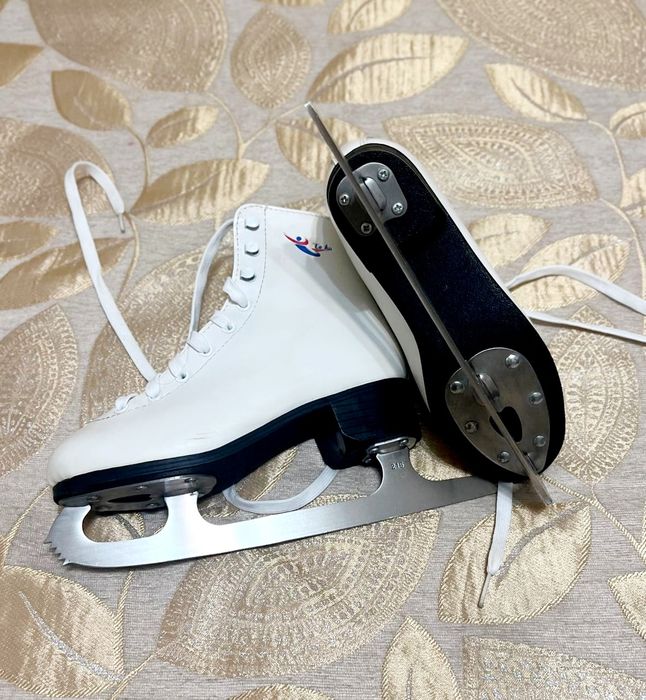 Коньки на девочку.