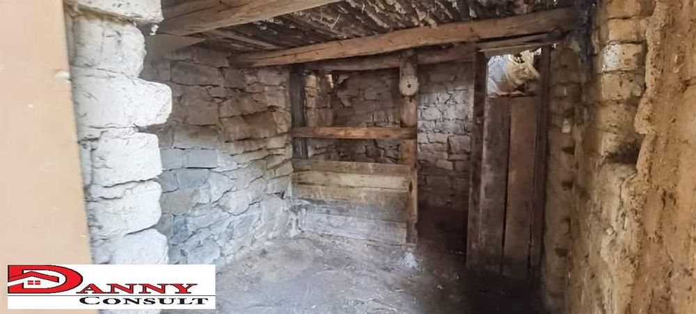 Стара къща с двор и гора в с. Орловци