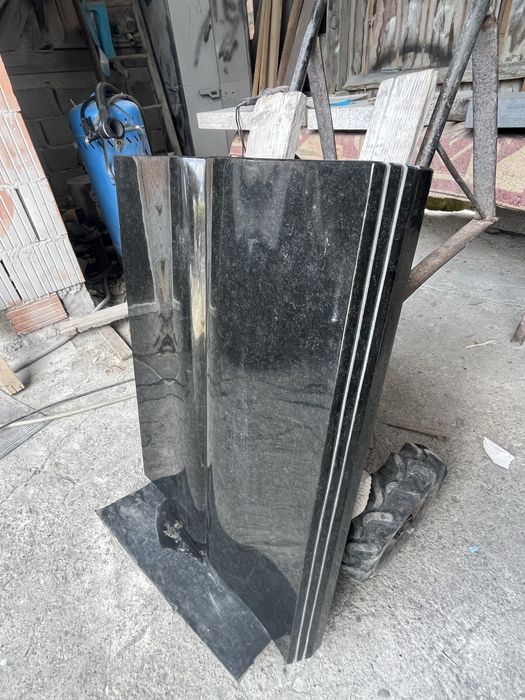 Marmura, monumente funerare, piatra