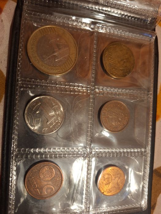 Monezi vechi de vânzare.