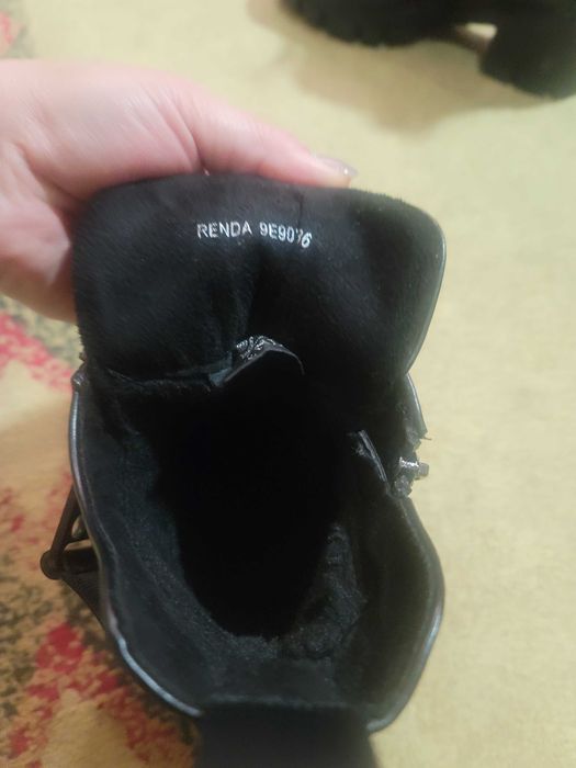 Продаются ботинки и кроссовки сникерсы.