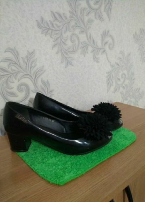 Туфли 42 размер качественое лакерованные .