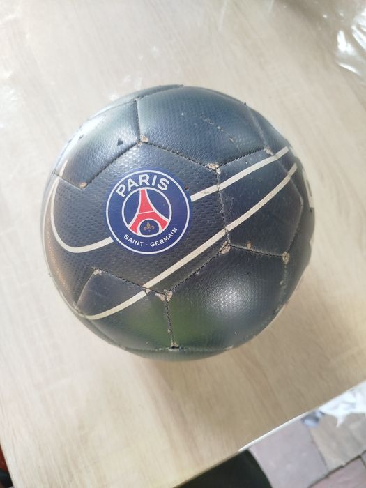 Футбольный  мяч очень крепкий.