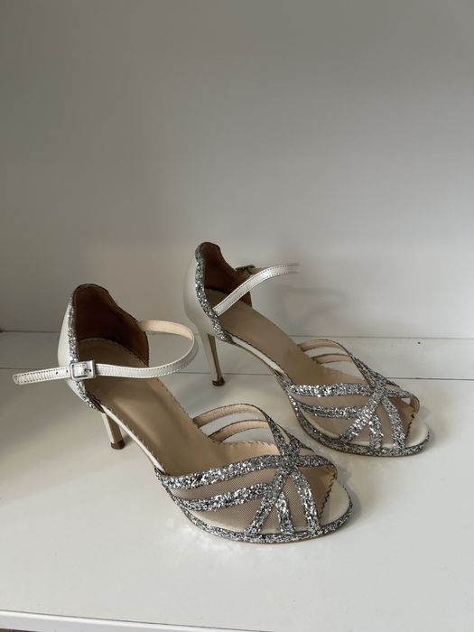 Pantofi sandale albi