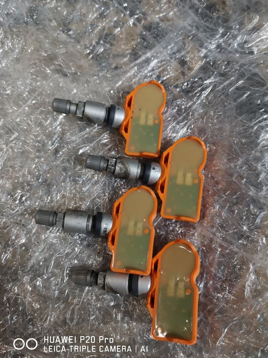 Продавам 4 броя Оригинални датчици с вентили за БМВ Ф10 - BMW F10