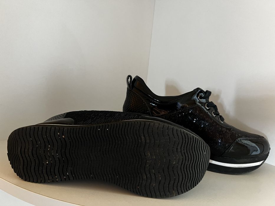 Продам кроссовки