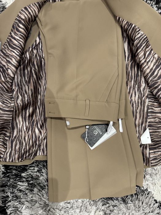 Костюм новый 42