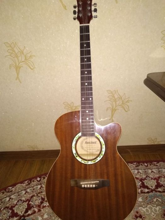 Gitara 'ROCKET', srochna sotiladi.
