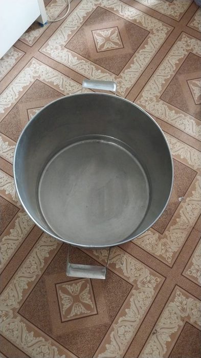 Продам кастрюлю производство СССР 40 л