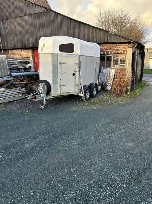 De vânzare remorcă pentru animale 2 locuri 2 tone