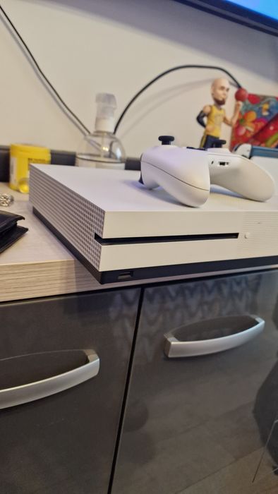 8 GBx box one s
CPU
AMD Scorpio Engine 8-core, 8-core Custom AMD CPU c