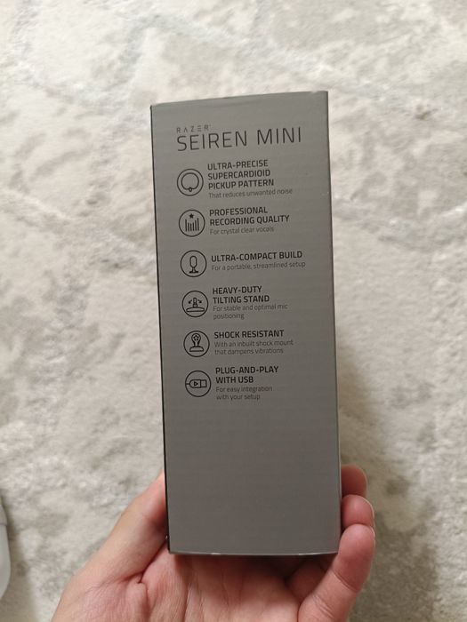 Продам микрофон Razer Seiren mini белый