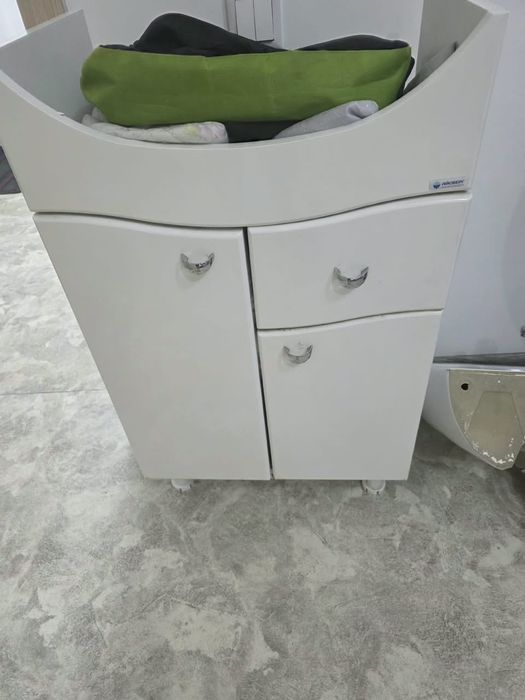 Продам раковину с тумбой в сборе