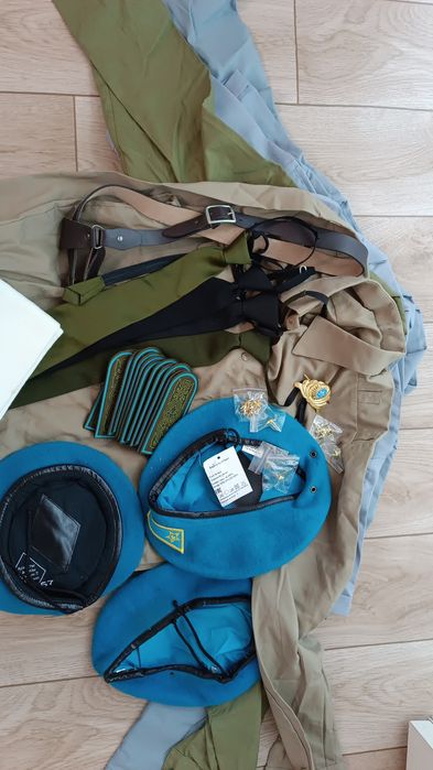 Военная форма, рубашки, береты.