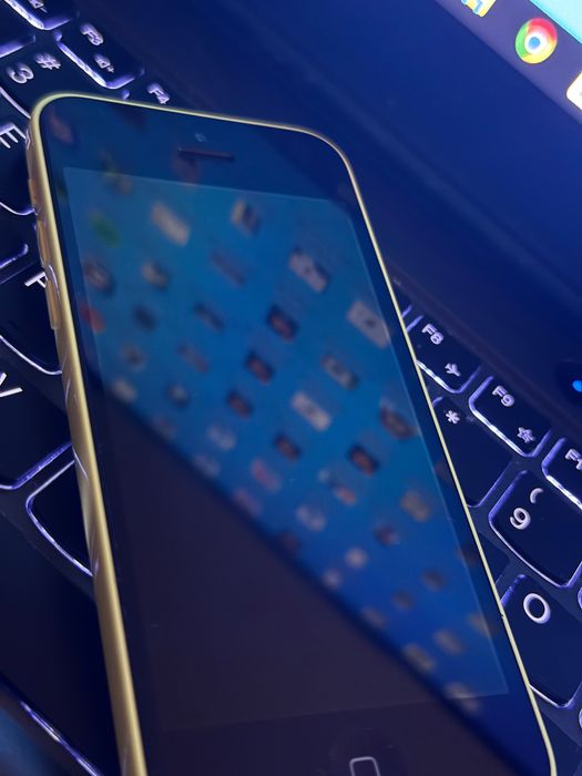 Продавам жълт iPhone 5C 8 GB