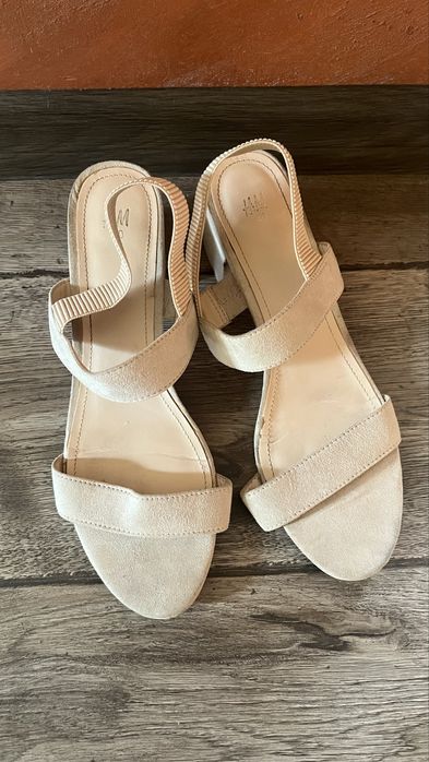 Сандали бежови H&M