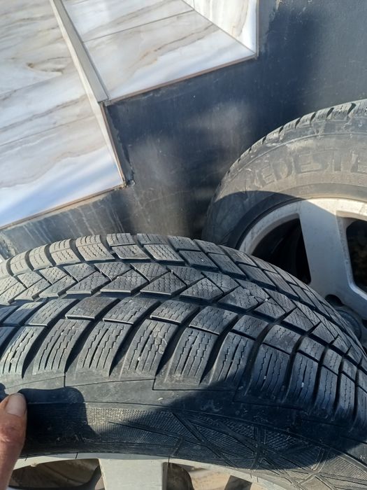 Vând roți originale Volvo pe 17