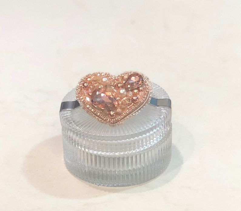 Цветни брошки от камъни и мъниста