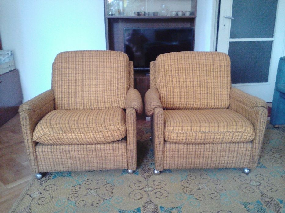 продавам 2 броя легла и 2 фотьойла всеки по 50 лв. на колелца