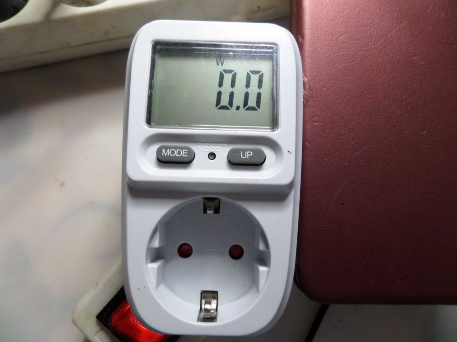 Aparat masura consumul instant in w panouri solare invertor arata tensiunea 220v