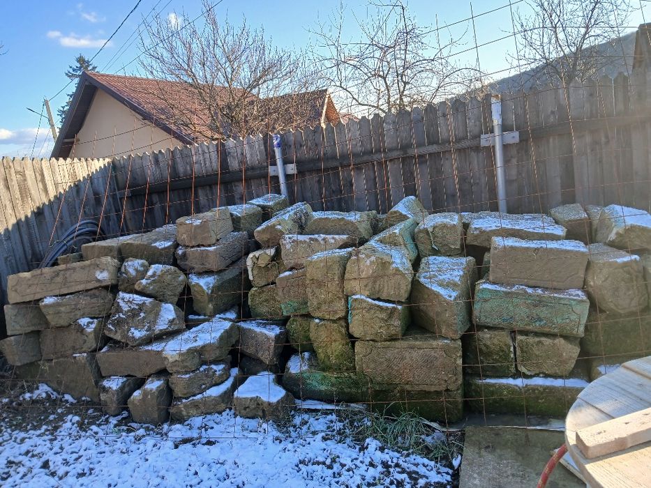 Vând piatră bulgări