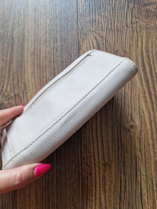 Страхотно дамско портмоне GUESS