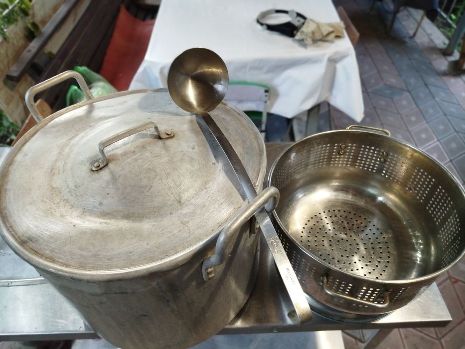 Продам кастрюлю, дуршлаг , и половник .