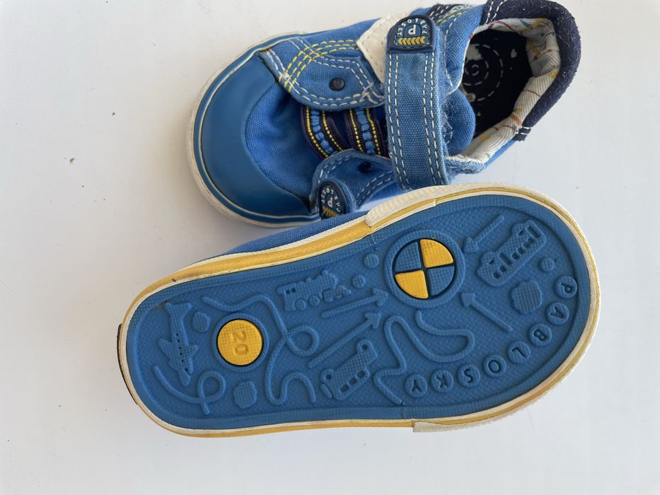 Обувь детская кожаная и текстиль.