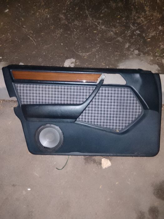 Продам дверные карты на мерс 124