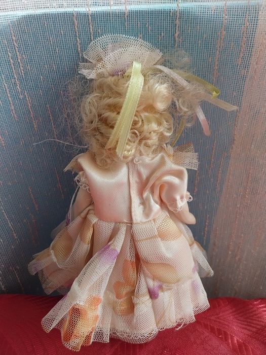 Păpușă din porțelan de colecție.