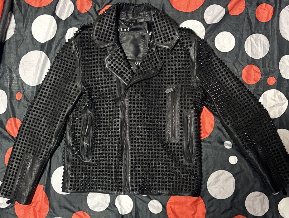 Jacheta neagra din piele cu tinte