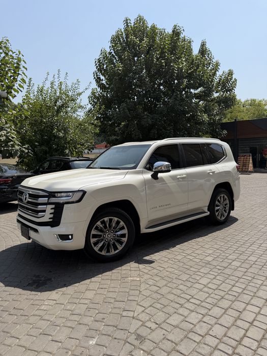Продаёться Toyota Land Cruiser 300 VX 4.0 2025.