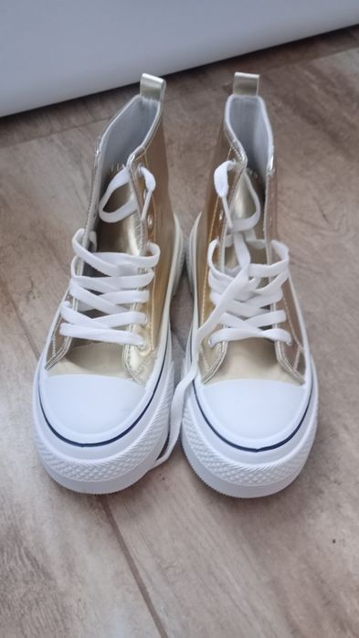 Vând Papuci de fete cu talpa inalta