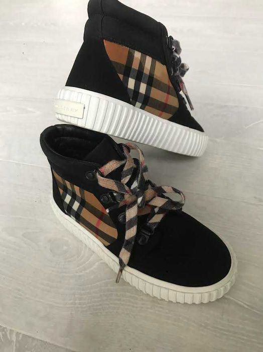 Ghetute copii Burberry impecabile