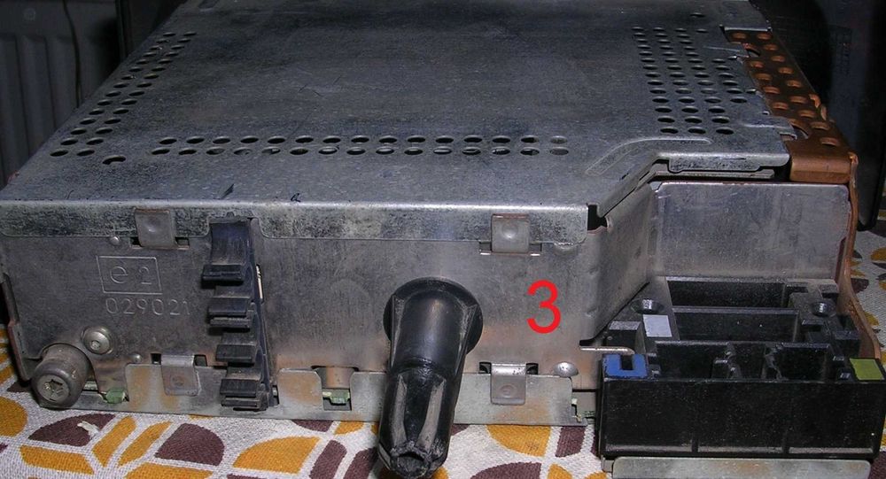 Три броя авто радиа с аудио касета или диск CD