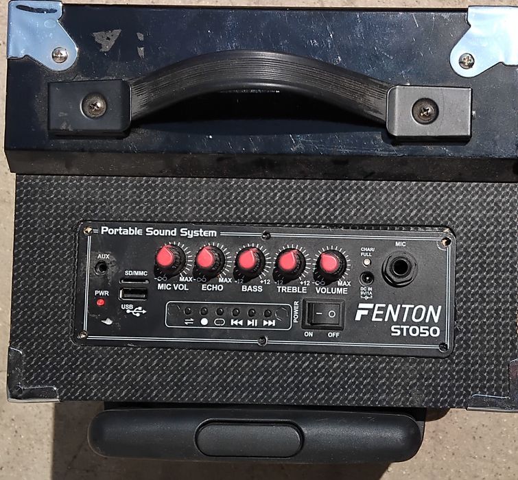 Преносима тонколона Fenton STO50 с вграден акумулатор. 
Захранване от