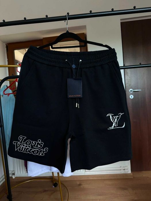 Pantaloni scurți Louis VUITTON negri M